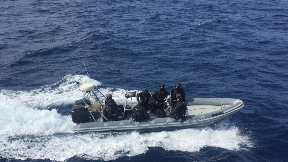 Ενεργοποιήθηκαν άμεσα: Kαρέ-καρέ το ρεσάλτο των βατραχανθρώπων στο «Ελευθέριος Βενιζέλος» – Γέρνει το πλοίο, καίγονται ΙΧ και φορτηγά!